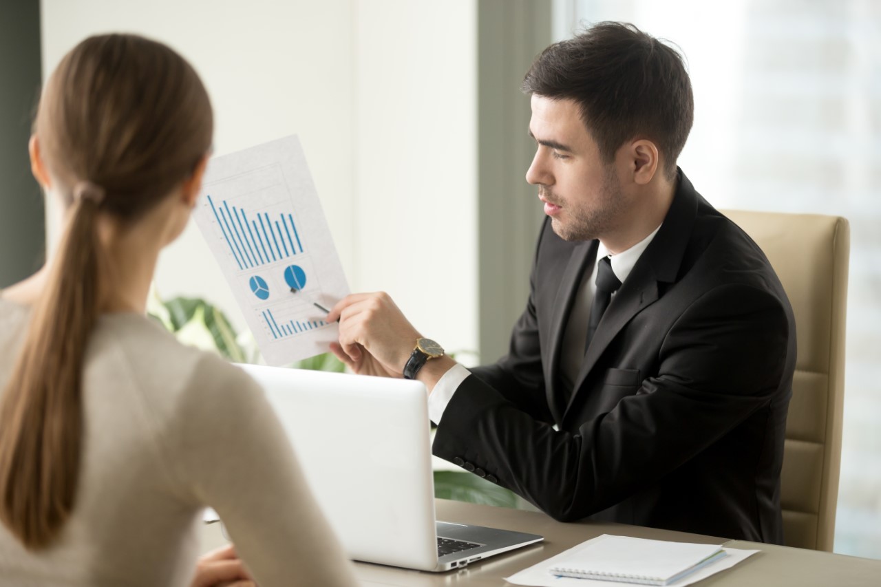 https://www.finass-salerno.it/wp-content/uploads/2020/11/thumbnail_boss-talking-about-company-financial-perspectives.jpg